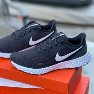 Nike Revolution 5 (size 11)